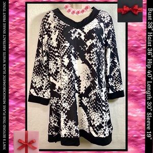 NWT S BEYOND THIS PLANE MONOCHROMATIC BLACK WHITE ABSTRACT SNAKE PRINT TUNIC